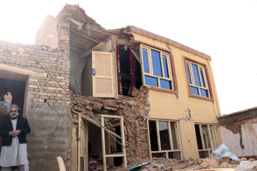 Residentes inspeccionan una vivienda dañada tras el terremoto en Mazar-e-Sharif, Afganistán, el 3 de noviembre de 2025.