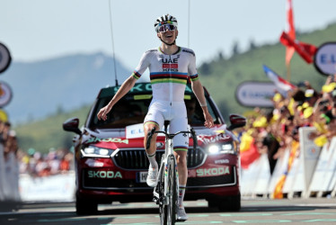 El esloveno Tadej Pogacar (UAE) logró otro peldaño de oro en la historia como vencedor en este 2025 de la 112 edición del Tour de Francia. Subió al podio de los Campos Elíseos por cuarta vez para escuchar el himno de su país. 
