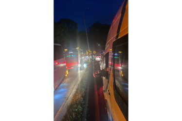 Autopistas del Café adelanta obras de mantenimiento en la vía Manizales-Pereira. Hay trancón en el sector La Estampilla.