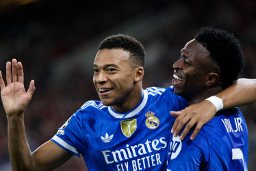 Kylian Mbappé (izq.) del Real Madrid celebra después de marcar un gol durante el partido de fútbol de la fase de liga de la UEFA Champions League entre el Olympiacos FC y el Real Madrid en El Pireo, Grecia, el 26 de noviembre de 2025.