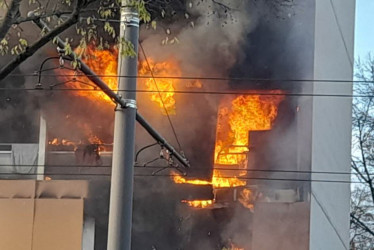 El proyectil de mortero destruyó la víspera cinco apartamentos del inmueble recién renovado y que 39 personas fueron realojadas.