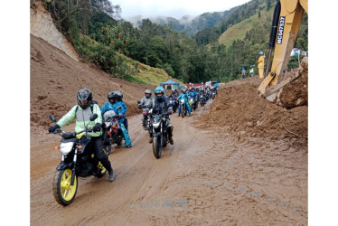 La vía Manizales-Bogotá presenta paso a un carril, luego de que se retiró parcialmente la tierra del derrumbe que taponó la carretera en la mañana de este sábado.