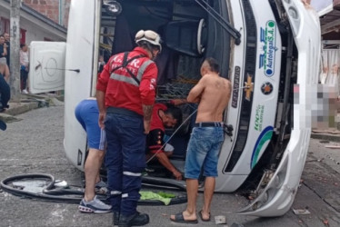 Dos viviendas sufrieron daños tras el accidente. El conductor y una niña resultaron lesionados.