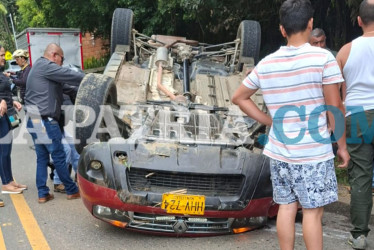 El conductor del carro volcado en la Troncal de Occidente presentó lesiones leves.