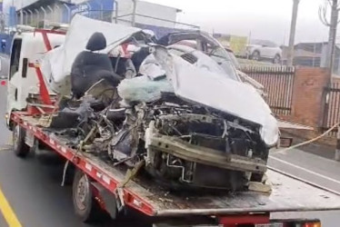 Un grave accidente de tránsito se registró hacia las 4:11 a. m., de este domingo 9 de noviembre, en la Avenida 30 de Agosto con calle 87, sector de Belmonte, en Pereira. Sebastian Jaramillo, un joven hincha del Deportivo Pereira de 28 años, falleció en el lugar luego de que su carro perdiera el control, cruzara la calzada y chocara contra otro automóvil.  De acuerdo con el informe preliminar, la hipótesis apunta a que el conductor se desplazaba a alta velocidad en sentido Pereira - Cerritos.  Según los peri