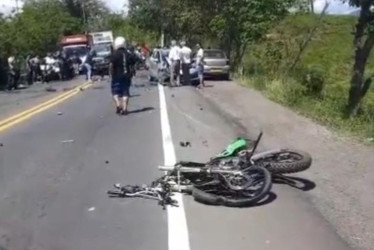 Según testigos, el estado de salud del motociclista es crítico, ya que sufrió la mayor parte del choque. 