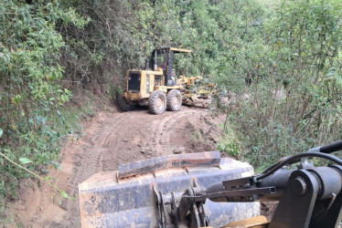 Una vereda en Caldas recupera la movilidad. Enviaron maquinaria amarilla a atender la vía donde un vehículo se rodó y dejó cinco heridos.