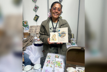  La magangueleña Marciana Barros, de 50 años, vive en Pereira, donde se inspira de la naturaleza para realizar los dibujos para su emprendimiento Aviario Ilustrado.