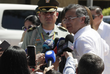 El presidente de Colombia, Gustavo Petro, habla a la prensa a su llegada a la ceremonia de apertura de la IV Cumbre CELAC-UE este domingo, en Santa Marta (Colombia). 