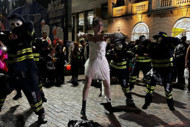 Bailarines de la Corporación La Escena realiza una campaña de cultura ciudadana sobre la correcta disposición de las basuras. 