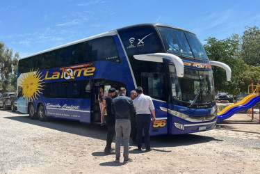 El vehículo, que viajaba procedente de Mendoza en dirección a varios outlets de la periferia santiaguina, fue interceptado