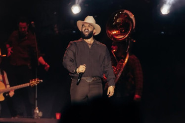 "¡Bienvenidos a otra cita más con su terapeuta de confianza!", exclamó Carín León en la primera parte del concierto