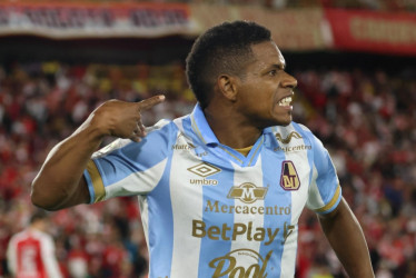 Deportes Tolima venció 1-2 a Santa Fe, en Bogotá, y buscará en Ibagué otros tres puntos mantener su ventaja en el Grupo B en los cuadrangulares de la Liga BetPlay II.