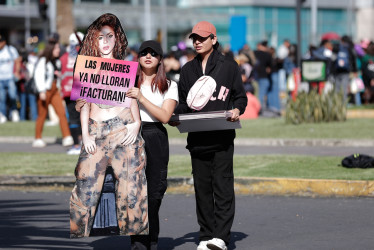 Seguidores de la cantante colombiana Shakira esperan este sábado, en los exteriores del estadio Olímpico Atahualpa, en Quito (Ecuador). 