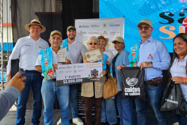 Jorge Iván Mejía, primer puesto, acompañado de su madre Gilma Álvarez.