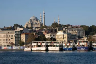 La Iglesia de Santa Sofía (hoy mezquita) se observa al fondo en esta panorámica de Estambul (Turquía).