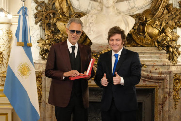 Andrea Boccelli y Javier Milei. 