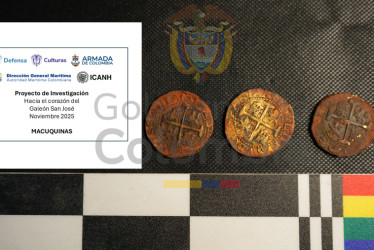 tres macuquinas (monedas)