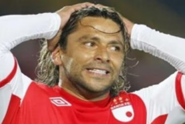 Gerardo "La Bestia" Bedoya es reconocido oficialmente por el récord Guinness como el jugador con más expulsiones en la historia del fútbol.