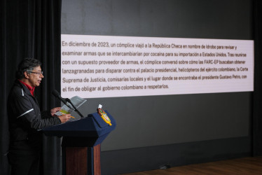 Fotografía cedida por la Presidencia de Colombia de su mandatario, Gustavo Petro, hablando durante una alocución este viernes, en Bogotá (Colombia).
