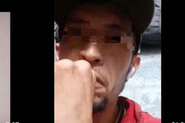 Cuando la Policía llegó, Johan Alexis salió sin camisa y con cuchillo en mano amenazó a un policía.