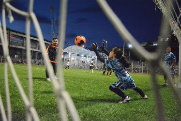 María José Osorio Montoya, de 8 años, se lanza con decisión en uno de los entrenamientos de la escuela Pasión por el Arco Manizales. Sueña con llegar al Barcelona y demuestra que ser arquera es, como dice su entrenador, John Sebastián Hurtado, “una posición de valientes”.