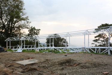 El nuevo puente ya se sienta en la ladera de Chipre, en Manizales. Se ensamblaría con un piso de cristal. Vea las fotos de las obras en curso y los datos clave.