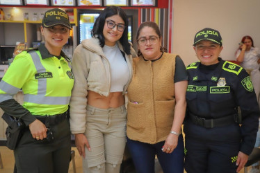 Mayerly (centro) dio a conocer su historia: urante el proceso estuve 90 días en el hospital, 38 en cuidados intensivos, 18 días intubada y con traquiostomía.