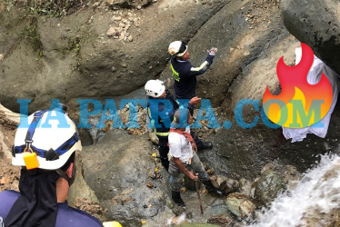 El cuerpo del finquero terminó bajo una roca, pero las causas de su muerte fueron las lesiones con arma cortopunzante.