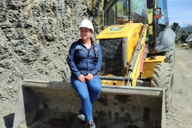 Las vías están en manos de Natalia. Una pacoreña se encarga de despejar derrumbes en el Norte de Caldas. La retroexcavadora es su mejor aliada.