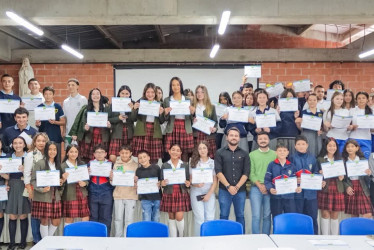 Los jóvenes que se graduaron en Neira.
