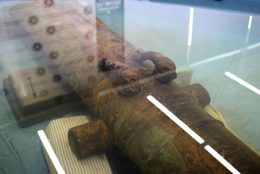 Fotografía de un cañón que la Armada Nacional de Colombia recuperó del naufragio del galeón San José que yace en el fondo marino en un punto cercano a Cartagena de Indias (Colombia).