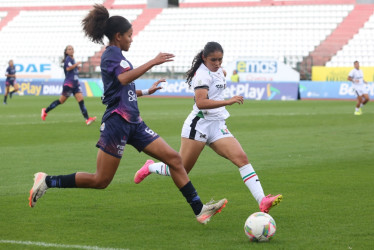 La manizaleña Tatiana Rivera (d) marcó gol con el Once Caldas femenino ante Fortaleza. El Blanco hace veedurías para conformar su nómina del 2026.