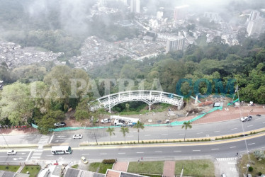 Chipre levanta su insignia. Fotos de la evolución de la obra, la llegada y la instalación del puente de cristal del bulevar de Chipre, en Manizales. Conozca los pendientes en la estructura.