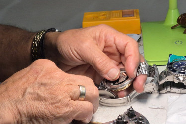 Un pulso inoxidable. El tiempo a la mano: cada minuto cuenta para el prestigio que forjan cuatro relojerías en el Centro de Manizales. La estética las mantiene inmunes a la tecnología.