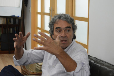 Entrevista con el precandidato presidencial Sergio Fajardo. Plantea que el Eje Cafetero tenga el mejor proyecto turístico de Latinoamérica y apoyar más cables aéreos en Manizales.
