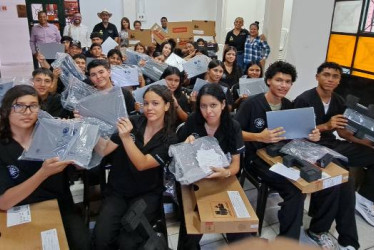  31 estudiantes del programa en Técnico en programaciones de web, de la Institución Educativa Supía, recibieron computadores para facilitar sus aprendizajes con la Universidad de Caldas.