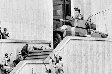 La toma del Palacio, situado en el costado norte de la céntrica y colonial Plaza de Bolívar de Bogotá, comenzó el 6 de noviembre de 1985 cuando guerrilleros del M-19 irrumpieron en el edificio. 