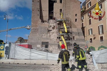 Una parte de la Torre dei Conti, una histórica construcción medieval situada en el centro de Roma, cerca de los Foros Imperiales, se derrumbó este lunes mientras se realizaban trabajos de restauración