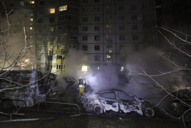 Rescatistas ucranianos trabajan en el lugar del ataque ruso contra un edificio residencial de gran altura en Járkov, noreste de Ucrania, este miércoles 19 de noviembre del 2025, en medio de la invasión rusa.