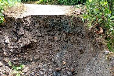 Planee su viaje del fin de semana con anticipación. En Caldas hay 15 vías restringidas y cinco cerradas. En la foto, el colapso de una vía entre Caldas y Antioquia.
