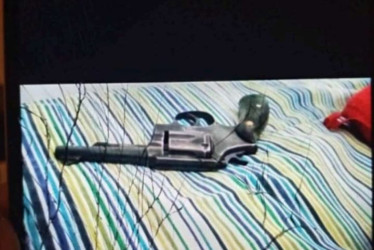 El arma con la que la intimidaba.