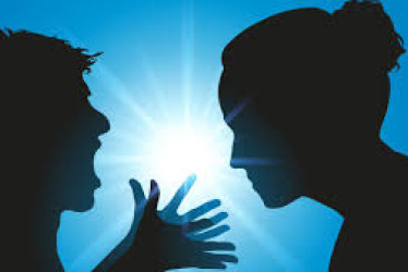 Según la teoría del aprendizaje social (Bandura), el que agrede a sus padres a menudo ha estado expuesto a modelos de violencia.