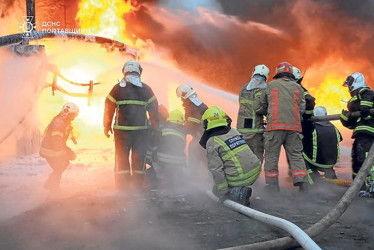 Una foto facilitada por el Servicio Estatal de Emergencias muestra a rescatistas ucranianos trabajando en el lugar de los ataques nocturnos con misiles y drones rusos en la región de Poltava (Ucrania), en medio de la invasión rusa en curso.