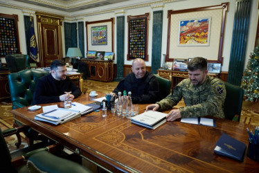 El presidente ucraniano, Volodímir Zelenski, se reúne este martes en Kiev con el secretario del Consejo de Seguridad Nacional y de Defensa de Ucrania, Rustem Umérov (c), y con el jefe del Estado Mayor ucraniano, Andrí Gnátov, tras las últimas negociaciones con Estados Unidos para una paz en Ucrania que tuvieron lugar el fin de semana en Miami (EE.UU.). 