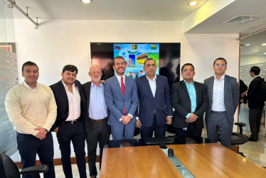 En las instalaciones del Patrimonio Autónomo Aerocafé se protocolizó el acuerdo con el nuevo constructor. En la foto, el secretario privado de Caldas, Ronald Bonilla; Luis Fernando Solarte, de la firma Sonacol: el gobernador de Caldas, Henry Gutiérrez; el gerente de la Unidad de Gestión, Fernando Merchán; el director de la Aerocivil, Luis Alfonso Martínez Chimenty; Rubén Darío Perilla, secretario de la Aerocivil, y Aníbal Ojeda, de KMA construcciones.