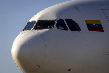  Fotografía del 3 de diciembre de 2025 de un avión en el Aeropuerto Internacional Simón Bolívar de Maiquetía (Venezuela).