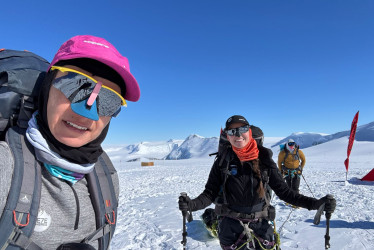 La antioqueña Ana Isabel Bustamante y la caldense Ana María Giraldo en la cima del monte Vinson, una de las siete cumbres más altas del planeta. 