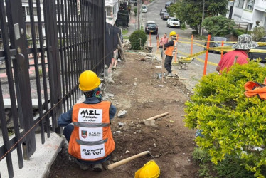 Obreros trabajan en la reconstrucción de los andenes en la carrera 26 con calle 53, en Manizales.