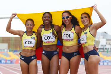Desde la izquierda, las colombianas Lina Esther Licona, Paola Andrea Loboa, Karla Andrea Velez y Maria Alejandra Rocha posan luego de ganar la medalla de oro en la prueba de atletismo 4x400 relevo femenino este jueves, en los vigésimos Juegos Bolivarianos en Lima (Perú). 